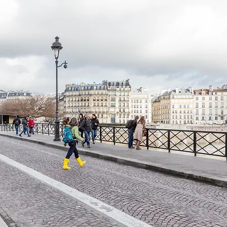 Veeve - Overlooking The Seine On Ile De La Cité