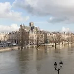 Veeve - Overlooking the Seine on Ile de la Cité